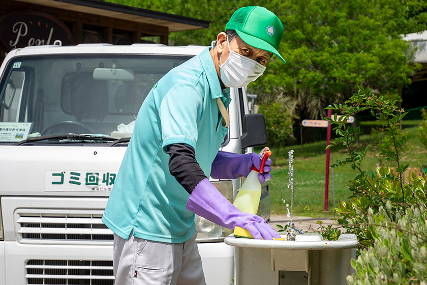 ゴミ収集車と水場の清掃